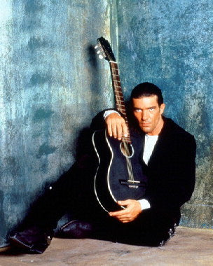 The guitar in the wood of El Mariachi (Antonio Banderas) in